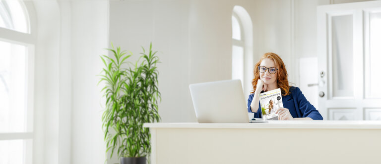 Frau am Computer mit der SteuerSparErklärung